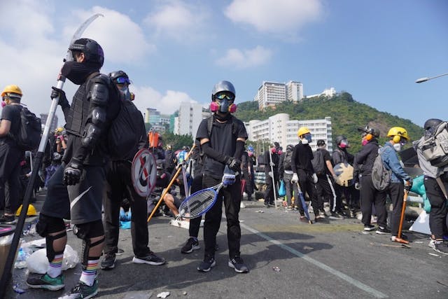 中大校園在示威者佔領期間多處遭嚴重破壞及塗污，又留下大批「物資」。（亞新社）