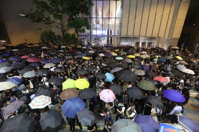 集會途中下雨，市民開傘。