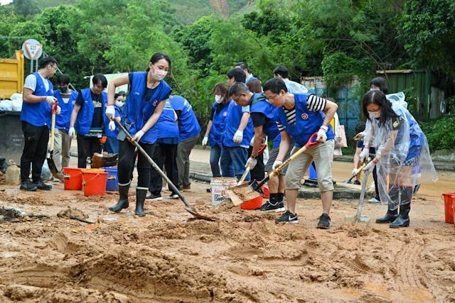 風暴過後，文職公務員前往全港數目眾多的集合點候命，準備出動不同類型的清理道路及其他公眾地方。