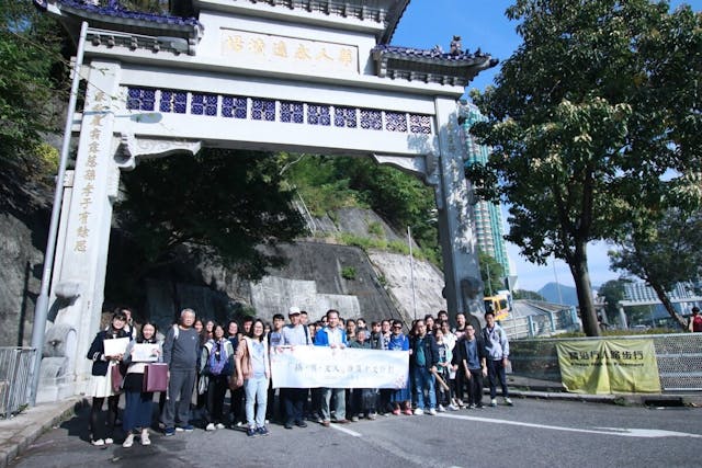 導賞團一行約40人在香港仔華人永遠墳場的牌坊前留影。