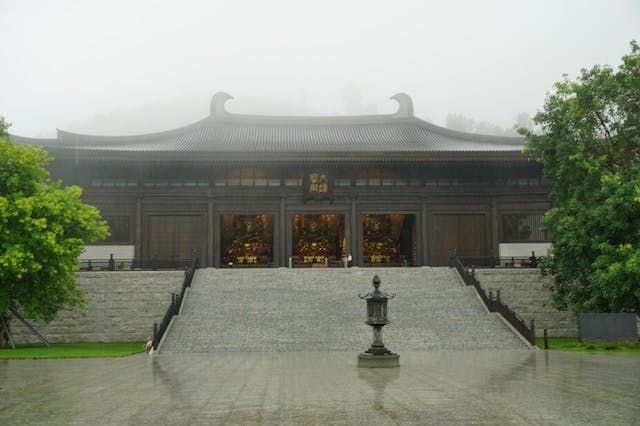 雨中的大雄寶殿，更有遠離塵囂之感。