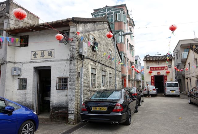 錢圍的鴻慈堂和翰鵬鄭家祠，後者曾名為聖母七苦小堂。