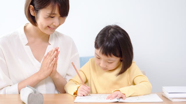 家長在言語用詞表達時，切忌流露一些會削弱孩子建立健康自我形象的用詞。（Shutterstock）