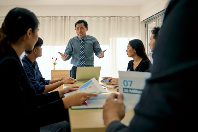 老一輩的上司，律己較嚴，待人不寬，但今天不同往日。（Shutterstock）