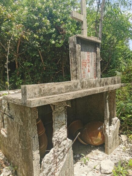 上窰村近鄰的黃宜洲村亦是教友村，村口可見喪葬的骨殖金塔與十字架，墓碑書「主曆一九七八年......重修」，反映了客家文化與天主教信仰的融合。