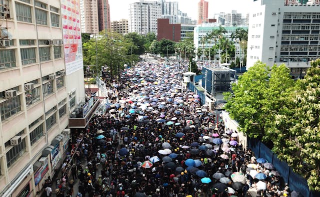 若對峙局面惡化下去，仇恨助長仇恨，互相鬥爭恐懼，那時會是一個怎樣的香港？（亞新社）