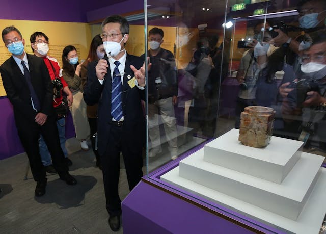 成都金沙遺址博物館館長朱章義帶領參觀者認識展品。