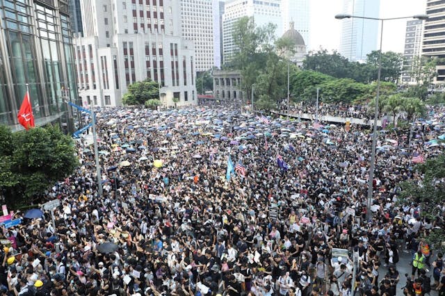 請願者站滿遮打花園和長江中心外馬路。