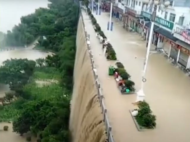 中國西南地區雨災嚴重，不少地區成為澤國。（網上視頻截圖）