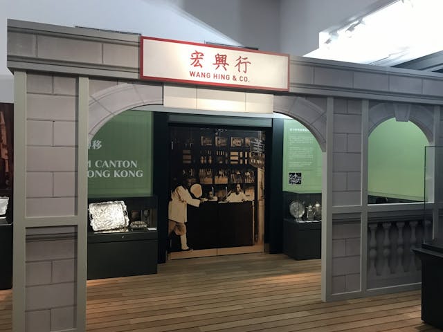 香港海事博物館的「白銀時代」展覽介紹香港的外銷銀器店。（作者提供）