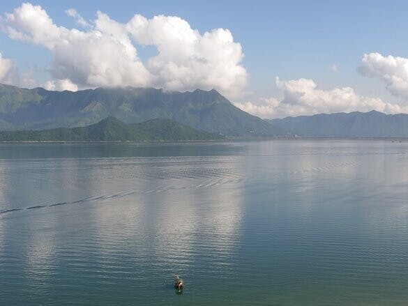 面對茫茫大海，聽浪濤拍岸，興起寫回想錄之念。──大海．波浪．遠山．藍天．白雲。（作者攝影）