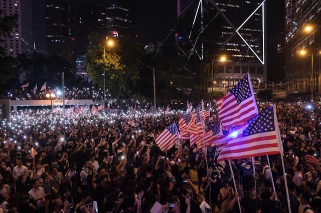 早前部分香港人促請美國盡快通過《香港民主人權法案》。（亞新社）