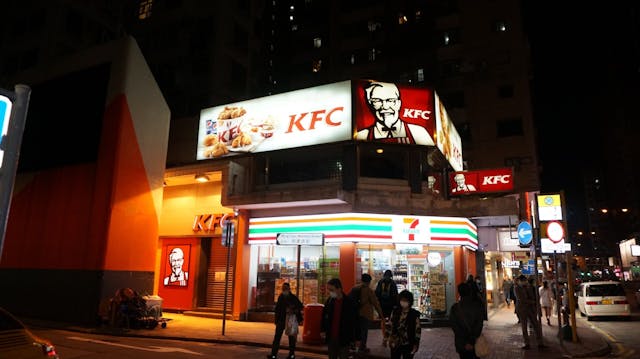 第83宗個案是55歲女士，是北角英皇道明苑中心肯德基（KFC）廚房員工。