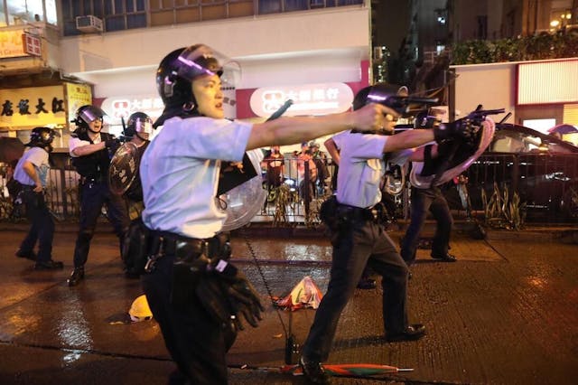 警方表示，眼前有同袍生命受到威脅，其他警員在多次警吿無效下，選擇其身上唯一可以選擇最合適的武力，就是警槍。（亞新社）