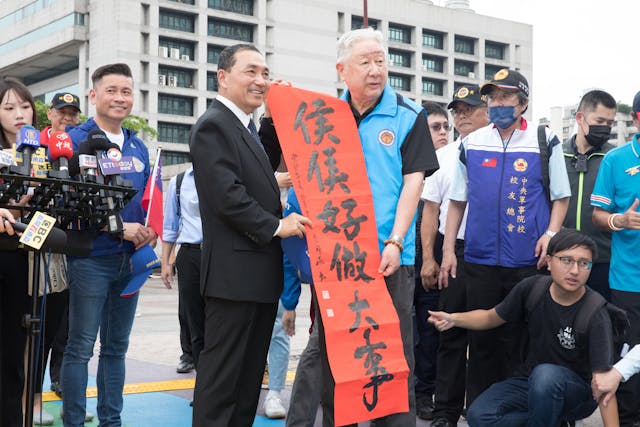 柯文哲和侯友宜（左）主張重啟服貿談判，稱該協議是台灣與大陸雙贏的安排。（亞新社）