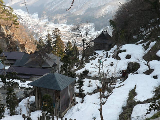 山中積雪。