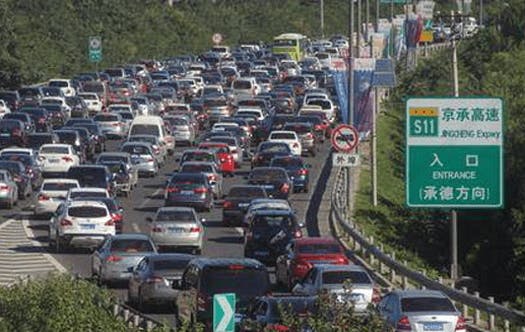 圖2，居民的小轎車擁有量超過1億4千萬，平均每10人有一輛小轎車。圖為（北）京承（德）高速公路上的汽車群。（網絡圖片）