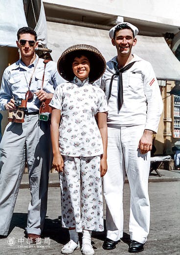 水上少女與兩名美軍於香港仔拍照，攝於1950年。