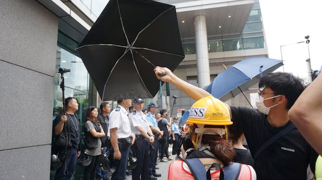 警察與示威者對抗。