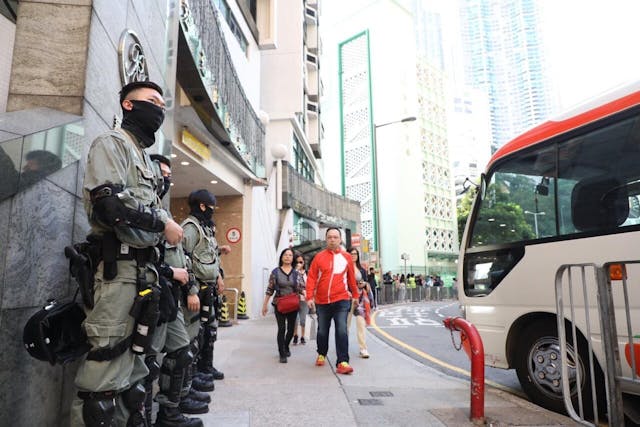 張建宗表示，防暴警駐守票站是對加強投票安全的重要心理保證，可令市民安心投票。