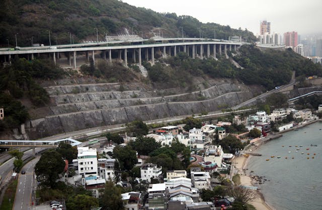 連接屯門和荃灣的屯門公路（山腰）和青山公路（山下）。