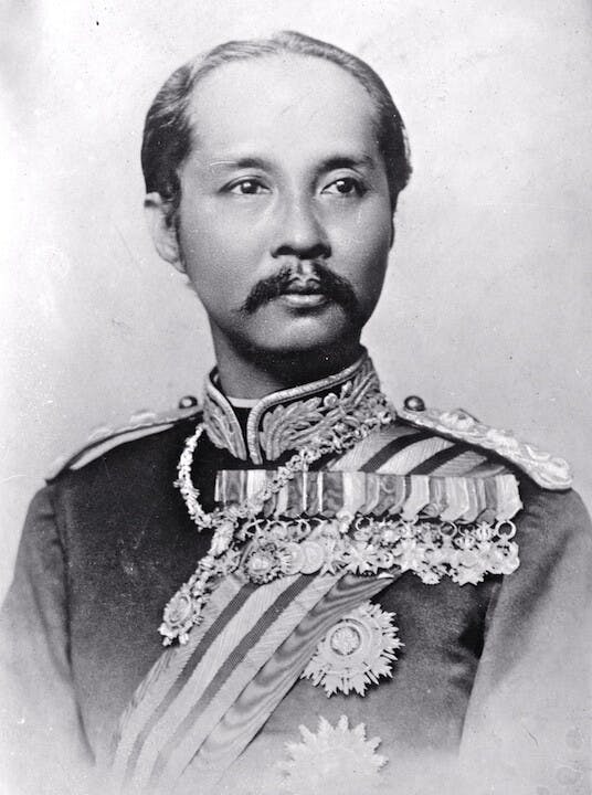 泰王拉瑪五世朱拉隆功陛下（1853-1910），是泰國曼谷王朝第五代君主。他被普遍認為是泰國歷史上最有權力和偉大的君主、現代泰國的締造者。（Wikipedia Commons）