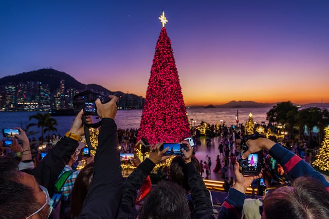 維港兩岸日夜不同的迷人景色，特別是一年一度五彩繽紛的聖誕燈飾，散發着香港的獨特魅力。（Shutterstock）