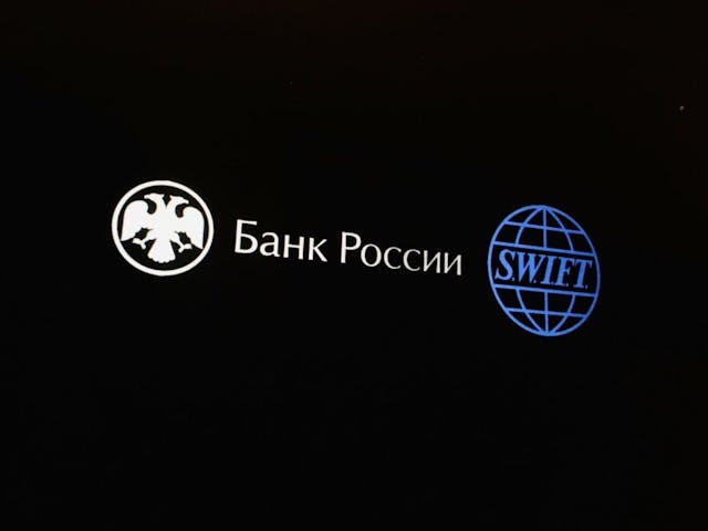 美國把俄從國際收支通訊系統SWIFT踢走，俄國銀行股值因制裁而大跌，盧布也狂瀉。（亞新社）