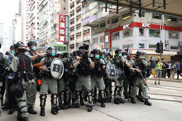 警方在波斯富街布防。