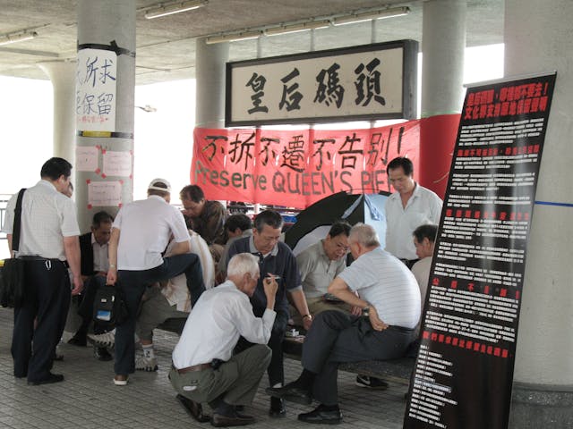 許多保育人士在皇后碼頭絕食和靜坐，停止使用後的皇后碼頭仍有人進行活動。（Wikimedia Commons）