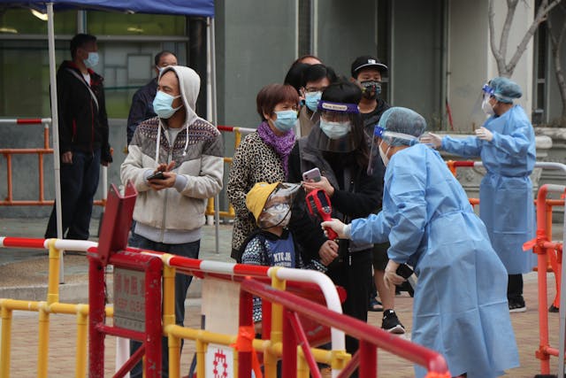 葵涌邨若干棟樓要行「禁足令」，單日錄得逾百確診個案，市民又要重過抗疫「緊日子」。（亞新社）