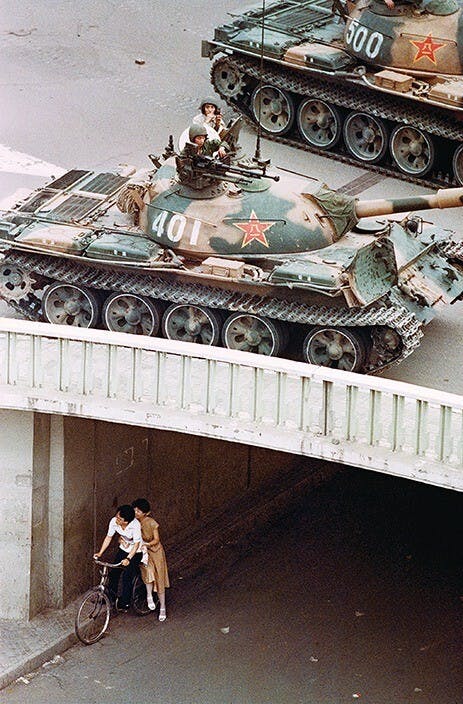 1989年春夏之交，解放軍坦克車部署在北京建國門立交橋上。（劉香成攝，天地圖書提供）