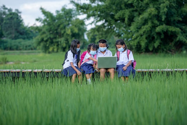 疫情加快數碼轉型的同時，亦加劇區內數碼鴻溝的問題。（Shutterstock）