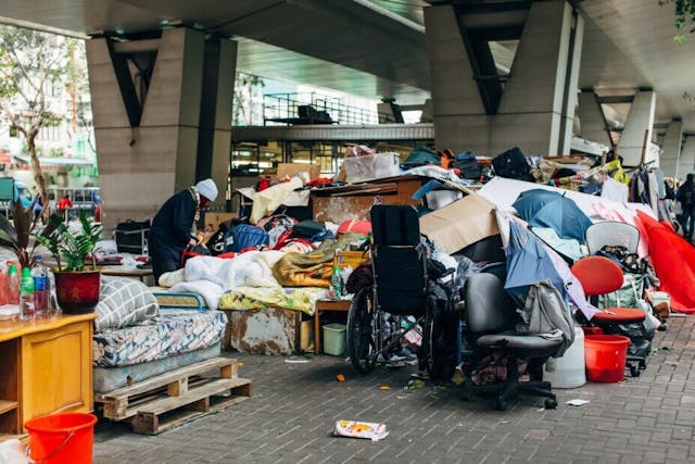 疫情持續3年，香港數目不少的貧困戶受打擊最深。（Shutterstock）