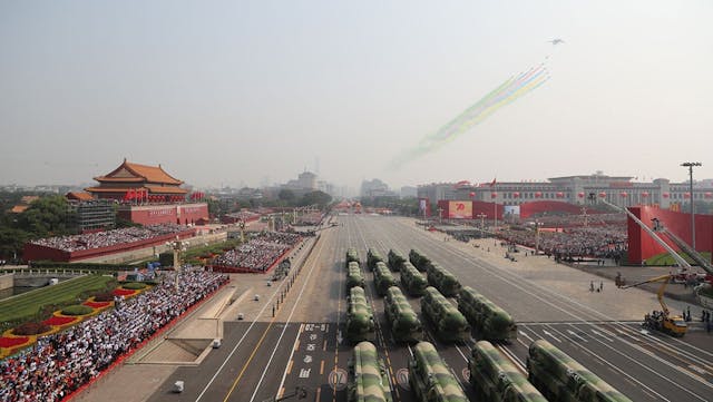 10月1日香港多處發生暴亂，絕大部分內地人沉浸在國慶氛圍裏，根本沒有關注到此事。（亞新社）