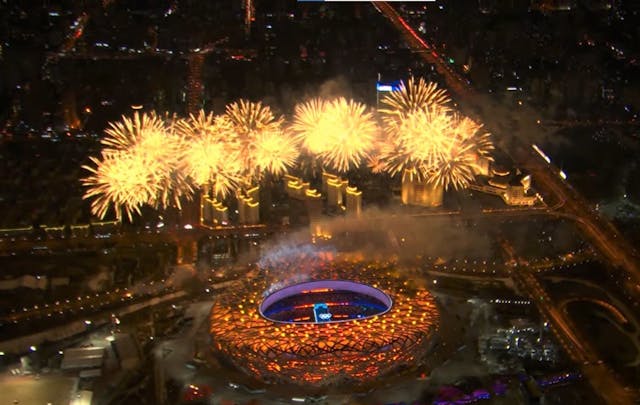 「鳥巢」上空長達90秒煙花盛放，彷彿穿越回到2008年北京奧運的盛況。（無綫電視直播截圖）