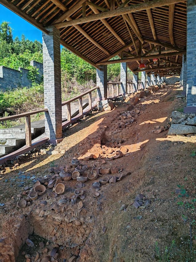 建窯水吉鎮後井村大路後門遺址，早期產青瓷，五代至北宋初始燒黑瓷，於兩宋時期大盛。