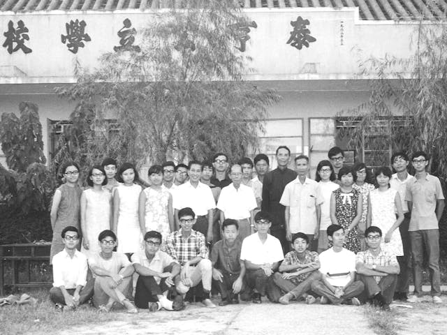 1969年泰亨工作營部分參加者的合照，第二排左起第五人是文伯恆校長，第六人是文卓茂鄉長，第七人是祠堂村文雙全村長，第八人是父老文卓芹先生。（作者提供）