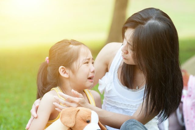 在孩子成長過程中要避免過度寵愛，適時培養孩子學習挫折。（Shutterstock）