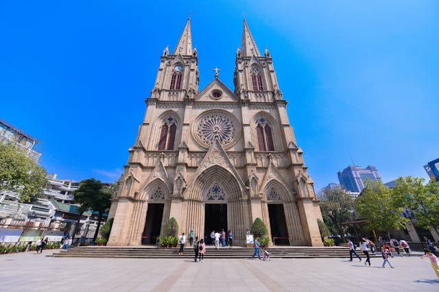 內地教堂已重新成為信徒「禱告聖殿」，圖為廣州石室教堂。（Shutterstock）