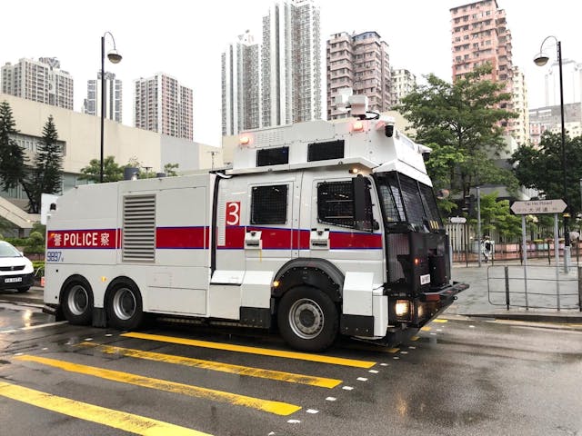 水炮車抵達荃灣示威現場。