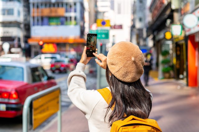 尤其現在來港的大多是低消費旅客，導致市面愈加由低成本、低增值的商店所主導。（Shutterstock）