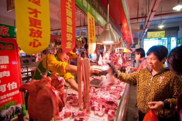 中國豬價連跌七季，食豬者開心，養豬者有苦自己知。（Shutterstock）