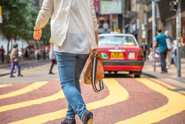 不少有錢太太帶十幾萬元包包去買餸，只是貴買平用。（Shutterstock）