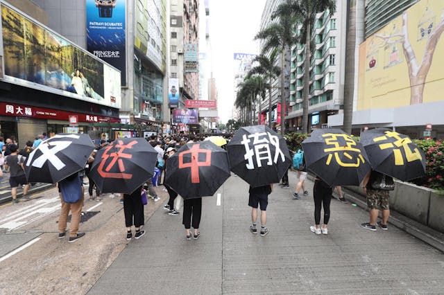 遊行人士在彌敦道舉起雨傘組成的標語。