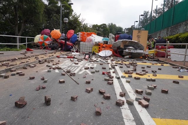 大埔公路滿地磚頭。