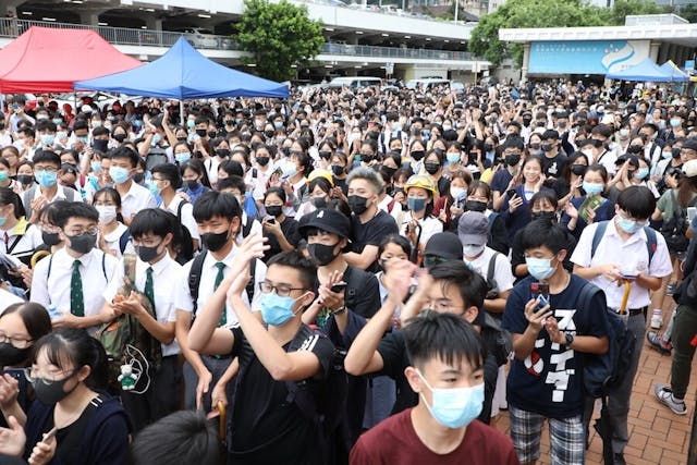 學生不是不上課，是因為強烈不滿香港政府，敗壞原有的法治精神，憂慮香港將要步向人治社會，擔心極權政治的來臨，害怕將來連反抗的空間都沒有，言論自由從此消失。（亞新社）