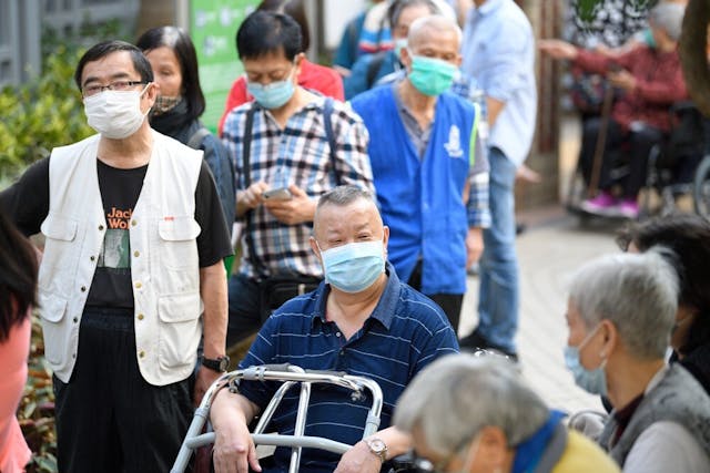 本校鼓勵學生關心長者、走入社區與長者交流。（Shutterstock）