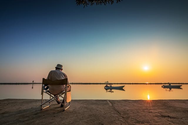 馮唐解讀《老人與海》，指出愈到老年，孤獨感愈強。（Shutterstock）