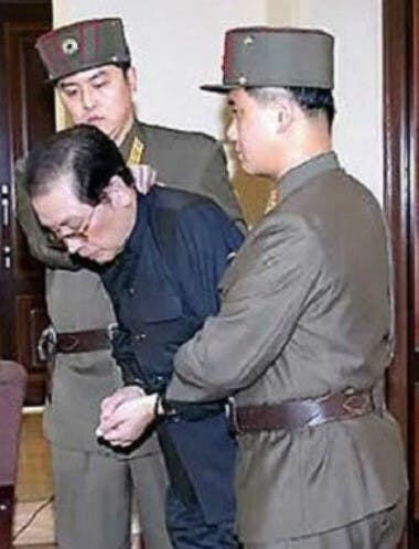 金正恩懷疑姑丈張成澤「不忠誠」，於2013年將他「犬決」。（網絡圖片）